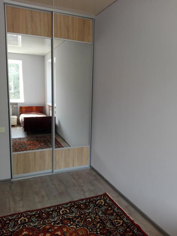 Apartment on Kryvorizhstal Street 35-24 Kryvy Rih Buitenkant foto