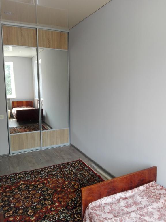 Apartment on Kryvorizhstal Street 35-24 Kryvy Rih Buitenkant foto